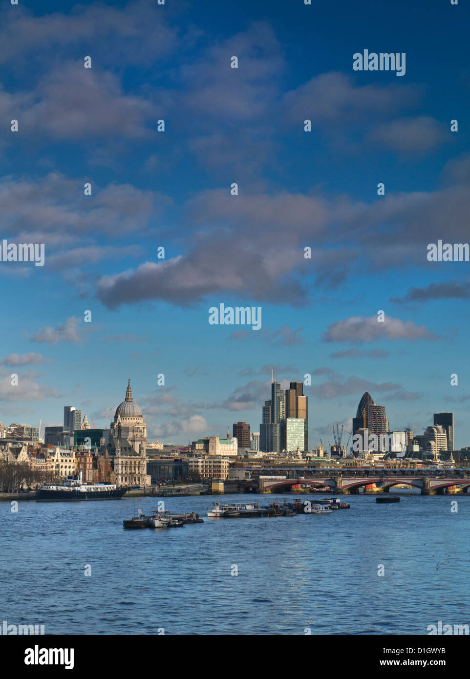 Città di Londra e il fiume Tamigi vista dal ponte di Waterloo nella luce del mattino London REGNO UNITO Foto Stock