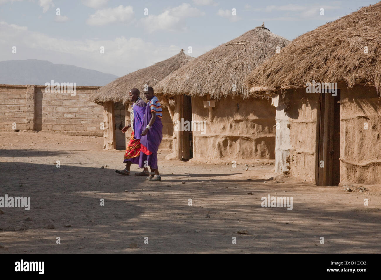 Africa;East Africa;Tanzania; Maasai persone;villaggio Masai; capanna di fango;Negozio di souvenir, il turismo; Foto Stock