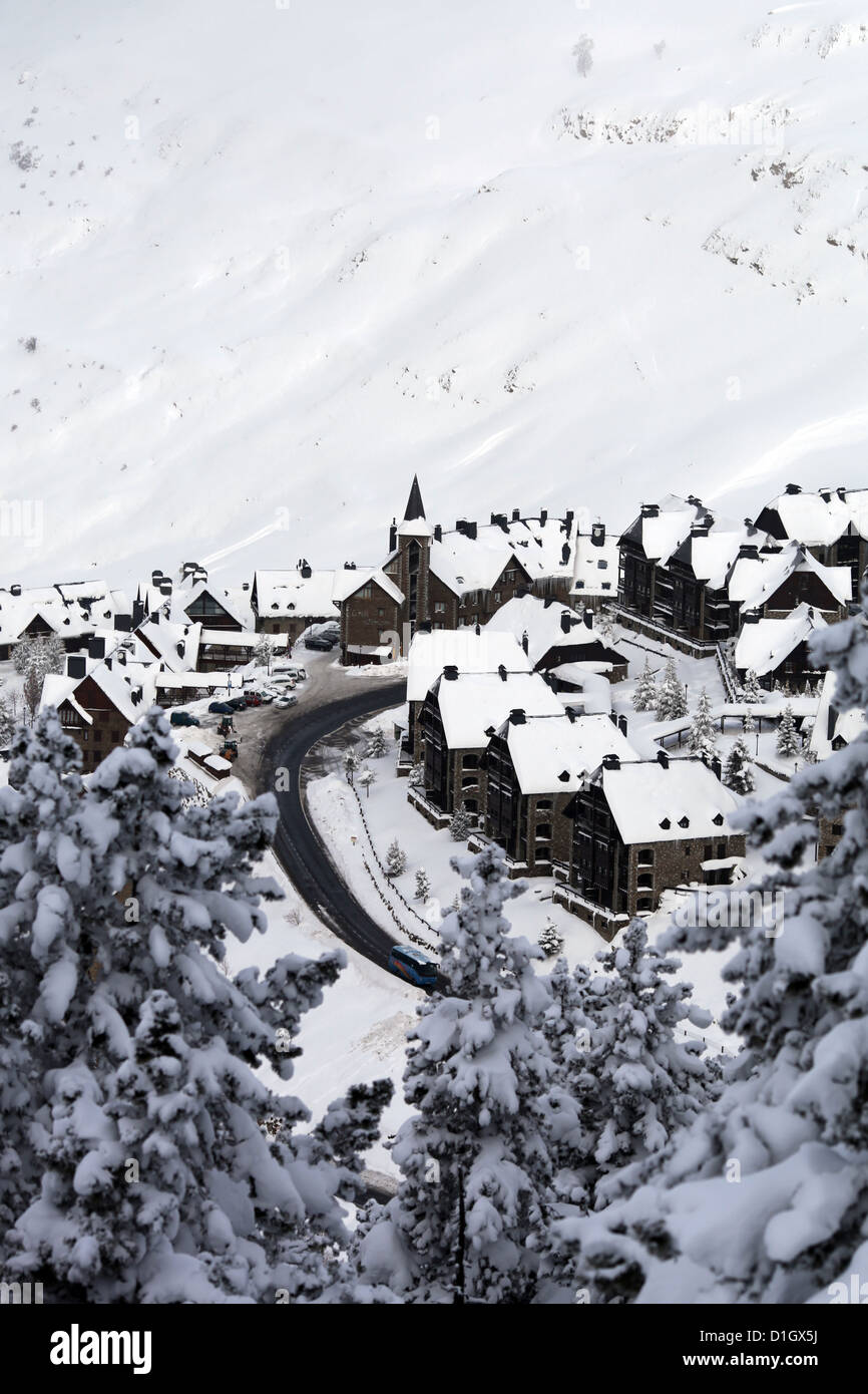 La vista dal di sopra di Baqueira Beret's Nucli Tanau strada principale allineato con gli hotel boutique dopo una tempesta di neve. Foto Stock