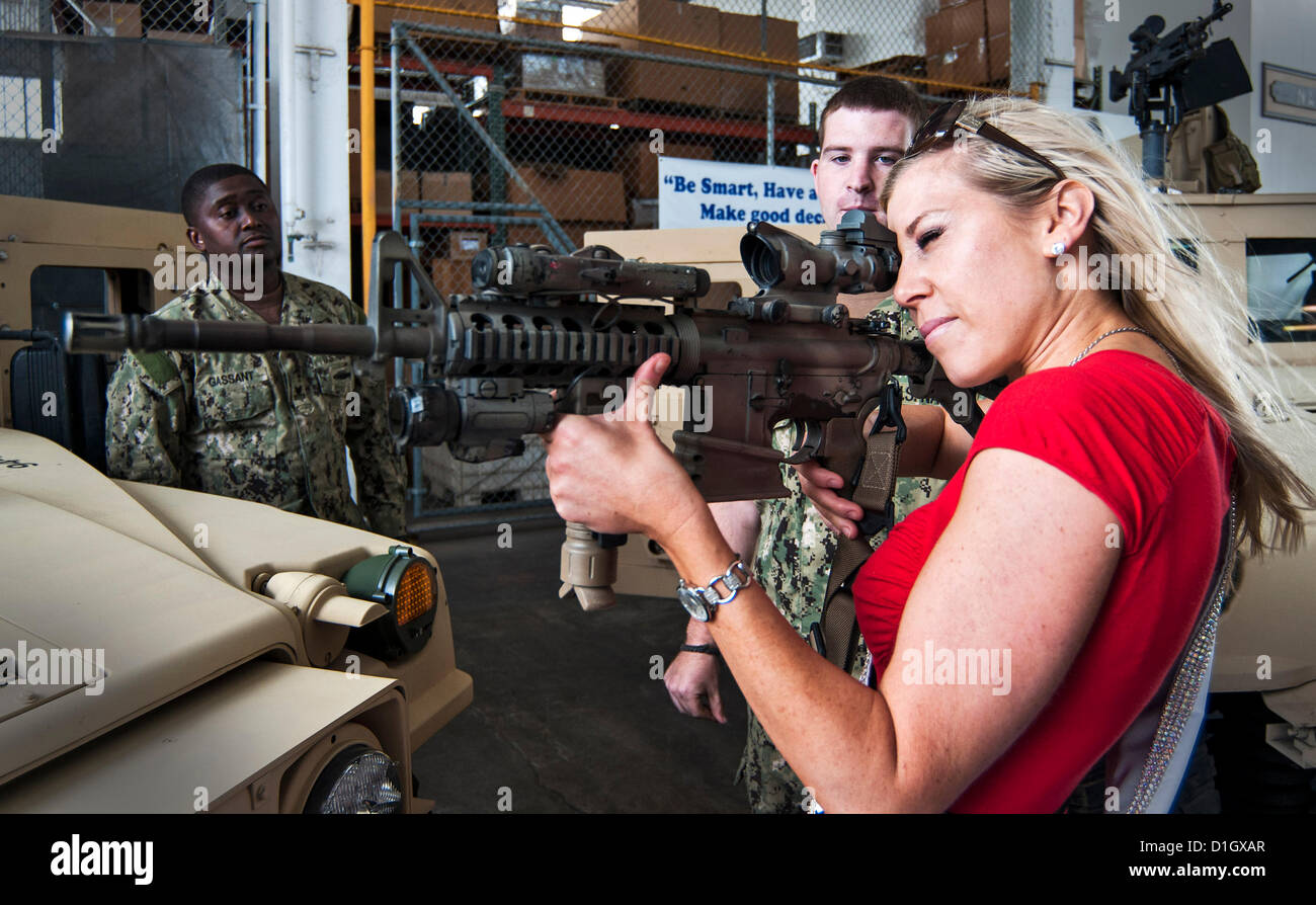 Miss Stati Uniti 2012, Lt. Corinne Devin, tenta di eseguire varie armi durante un tour del Mobile per immersioni subacquee e unità di soccorso 20 dicembre 2012 nel porto di perla, HI. Foto Stock