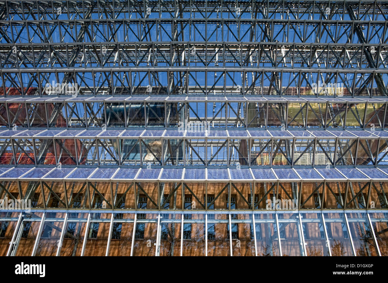 Parte anteriore in vetro con pannelli solari sulla sua facciata, Euro Space Center, Transinne, Belgio Foto Stock