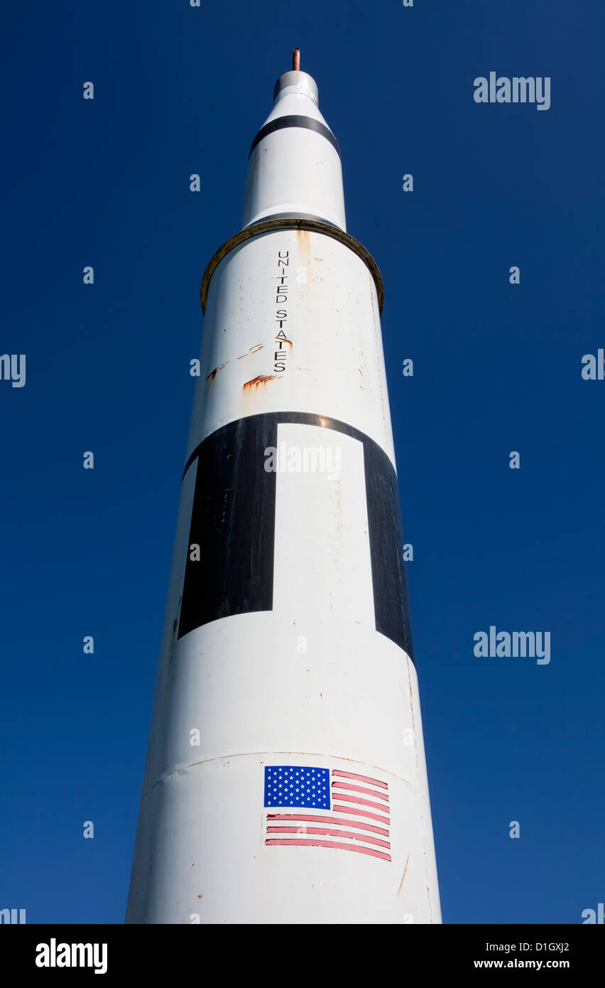 Modello arrugginito Saturn V luna razzo di volo dall'agenzia spaziale americana, NASA, Euro Space Center, Transinne, Belgio, Europa Foto Stock