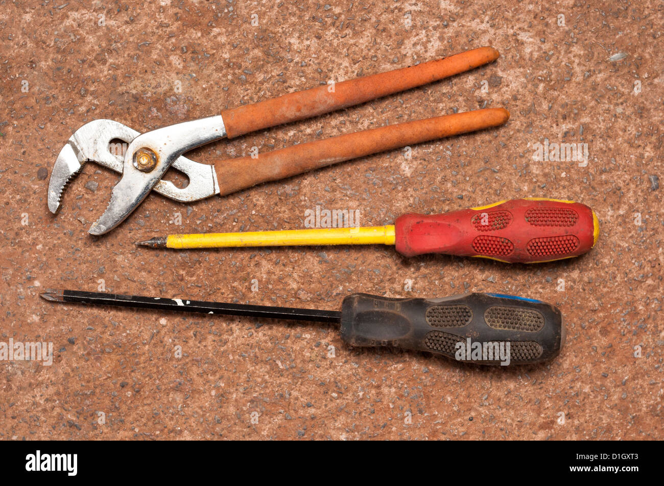 Gli strumenti a mano cacciaviti e pinze regolabili. Foto Stock