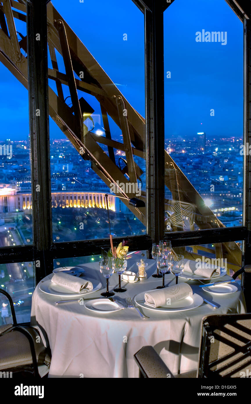 Parigi, Francia, Haute-Cuisine ristorante francese in ambienti interni in Torre  Eiffel, Jules Verne. Sala da pranzo con panoramica Foto stock - Alamy