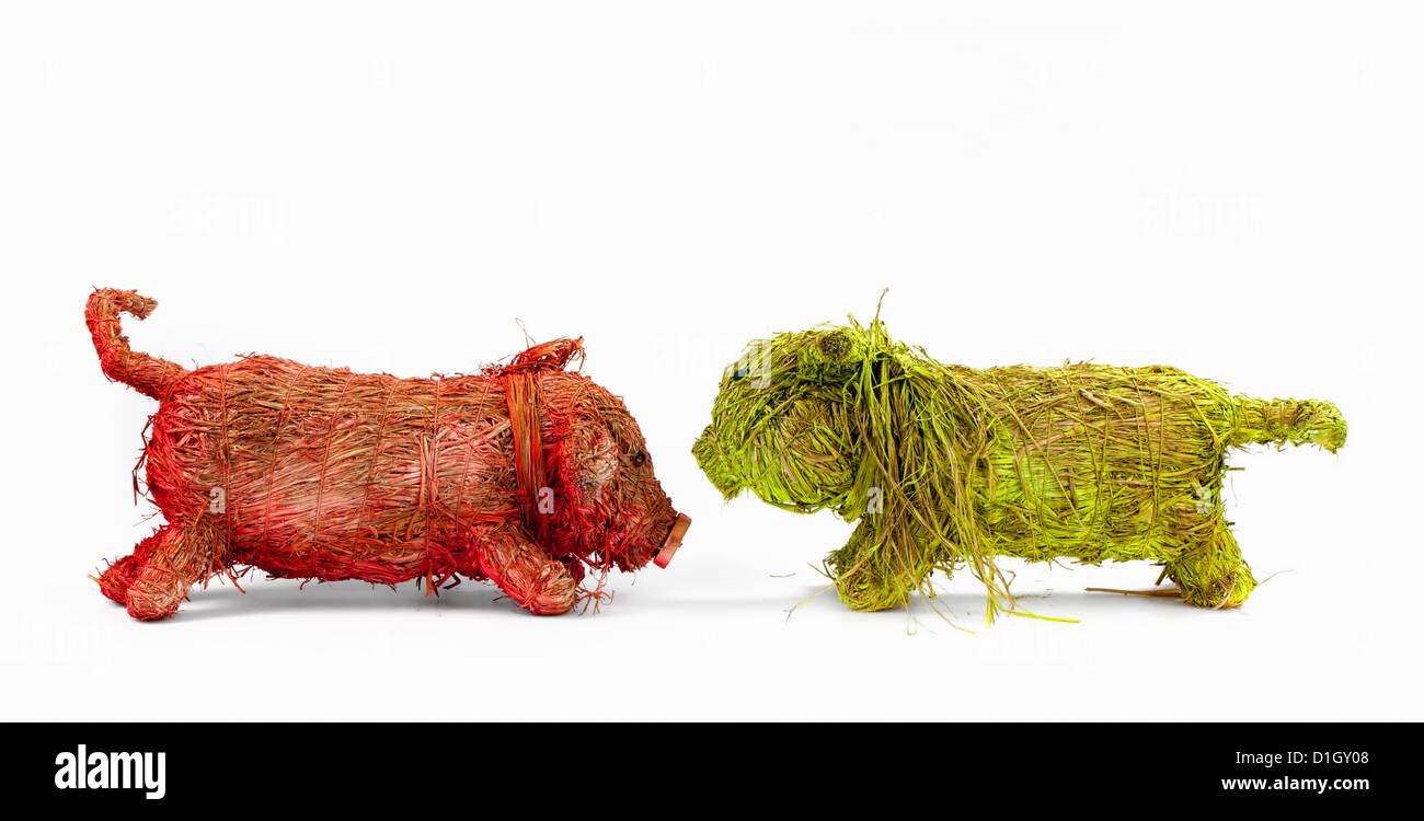 I suinetti, lavorazione artigianale, paglia colorata, Aus gefärbtem Stroh gebastelte kleine Schweine oder Ferkel Foto Stock