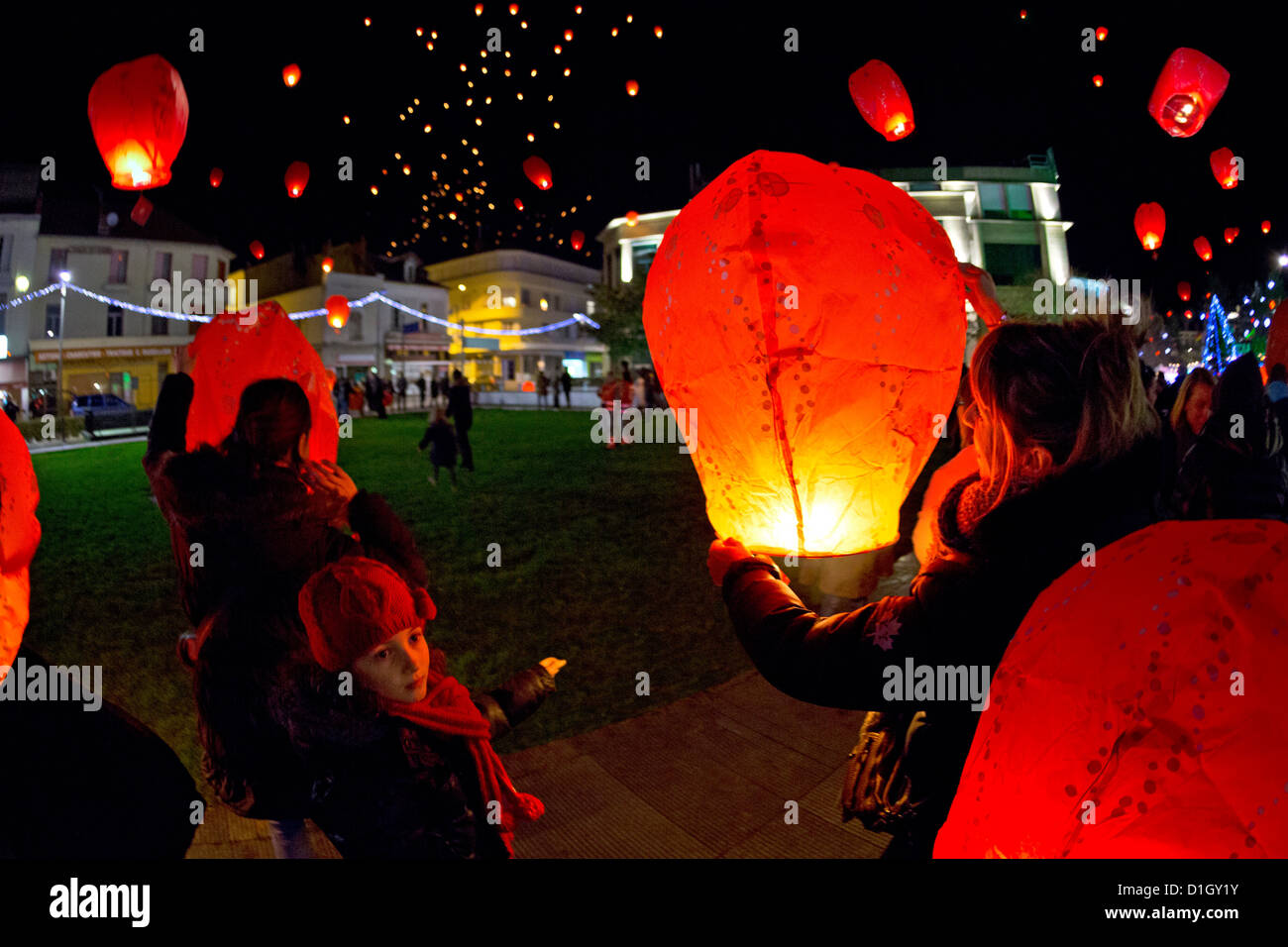 Un rilascio di 1000 lanterne volanti tenendo Xmas lettere off (Vichy - Francia). Lanterne del cielo di notte. Foto Stock