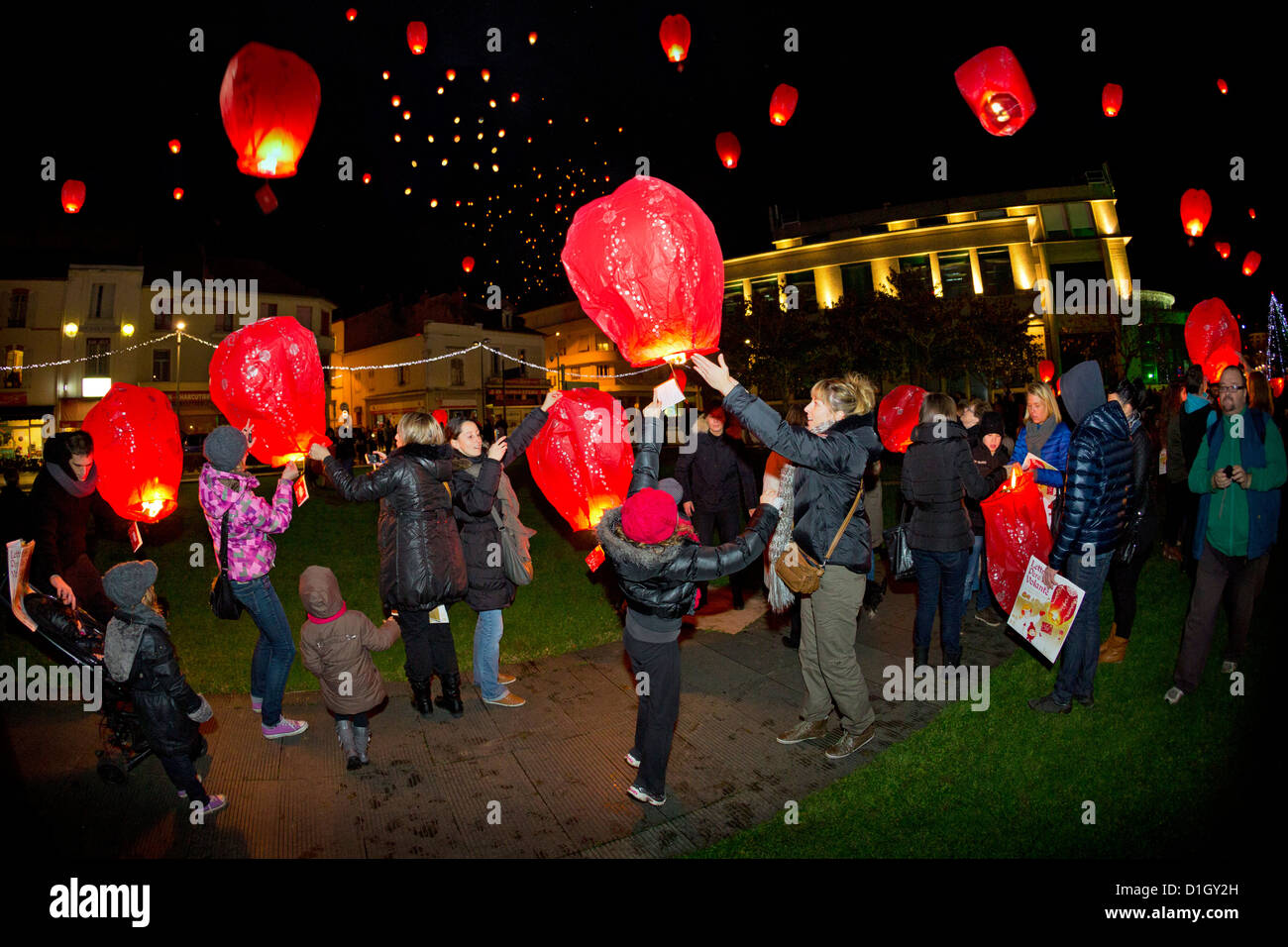 Un rilascio di 1000 lanterne volanti tenendo Xmas lettere off (Vichy - Francia). Lanterne del cielo di notte. Foto Stock