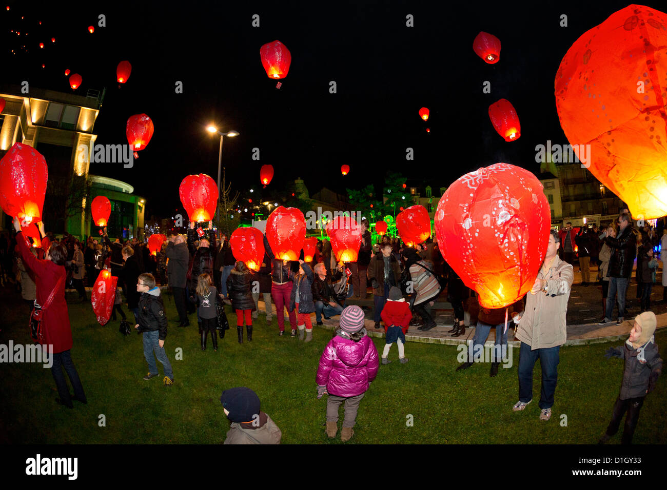 Un rilascio di 1000 lanterne volanti tenendo Xmas lettere off (Vichy - Francia). Lanterne del cielo di notte. Foto Stock