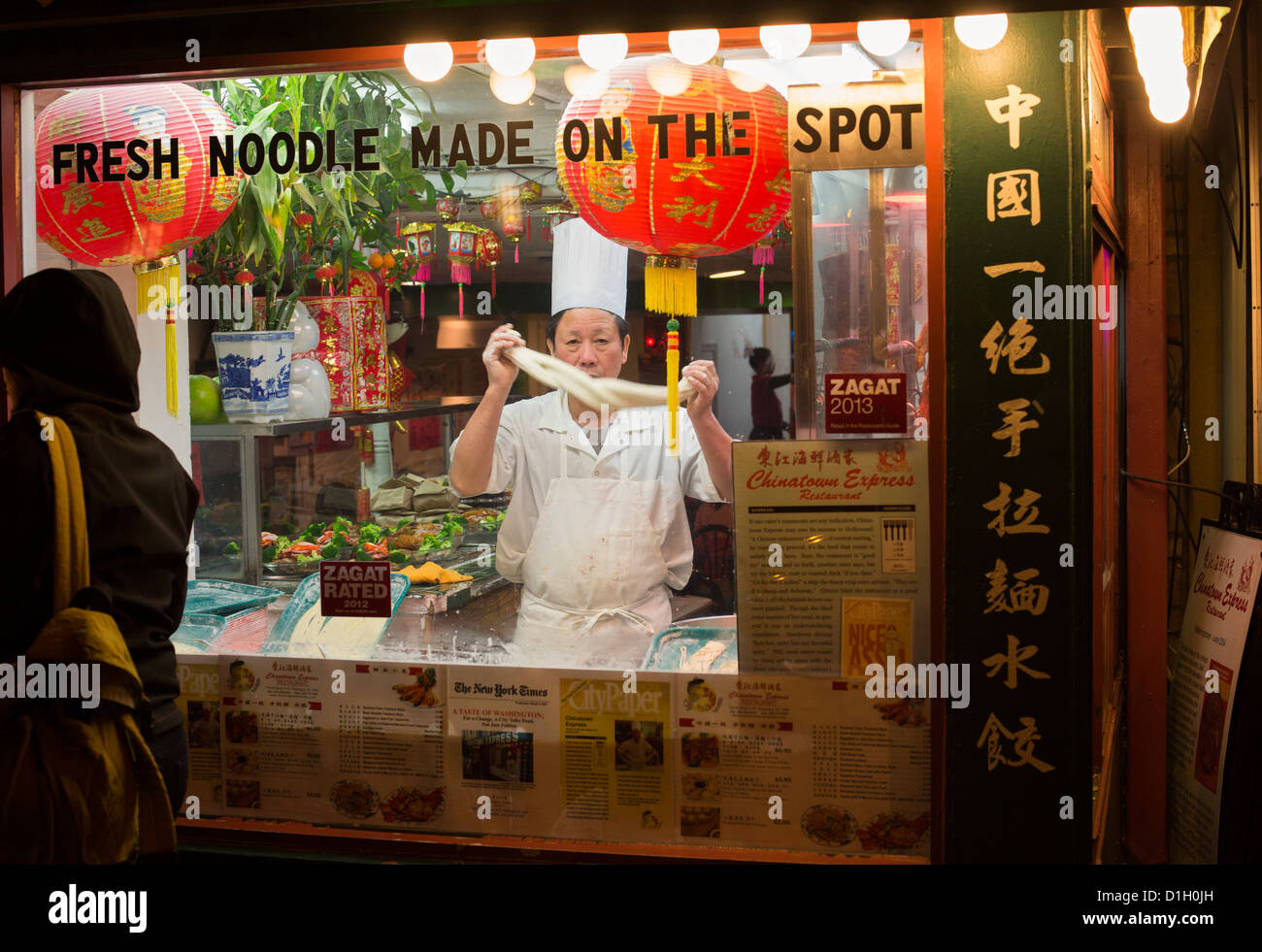 Washington, DC - un lavoratore rende tagliatelle in Chinatown Express, un ristorante Cinese di Washington del quartiere Chinatown. Foto Stock