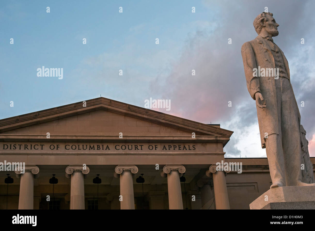 Washington, DC - Una statua di Abraham Lincoln al di fuori del Distretto di Columbia corte di appello. Foto Stock