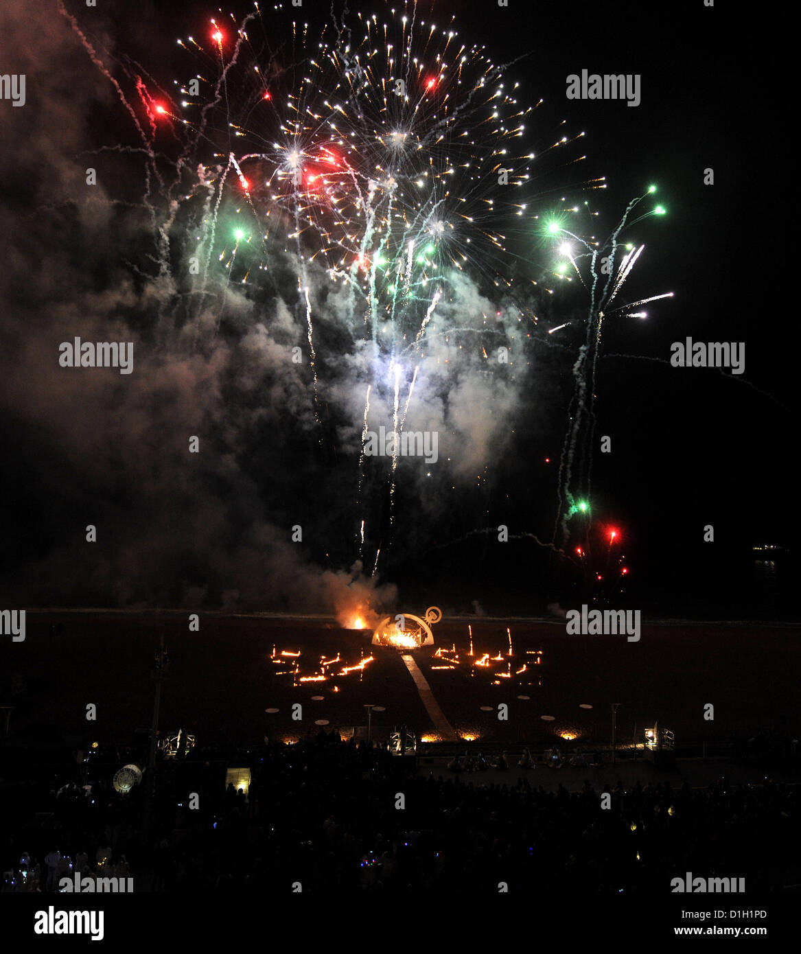 Fuochi d'artificio sulla spiaggia di bruciare gli orologi per celebrare il solstizio d'inverno a Brighton Regno Unito Foto Stock