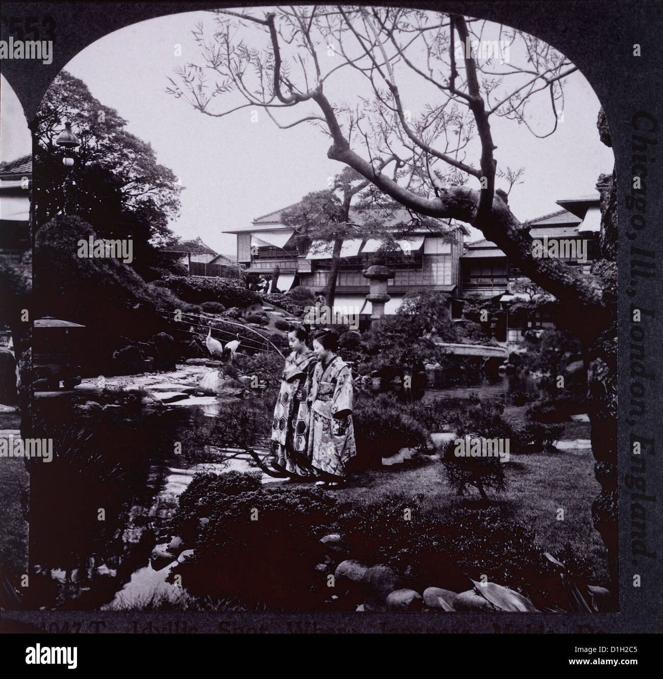 Due donne a piedi nella Marvyasu-ro giardini, Tokyo, Giappone, fotografia stereo, circa 1905 Foto Stock