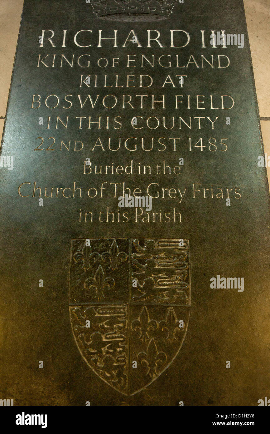 Una pietra all'interno della cattedrale di Leicester riconoscendo che re Richard il terzo forse essere sepolto nelle vicinanze. Foto Stock