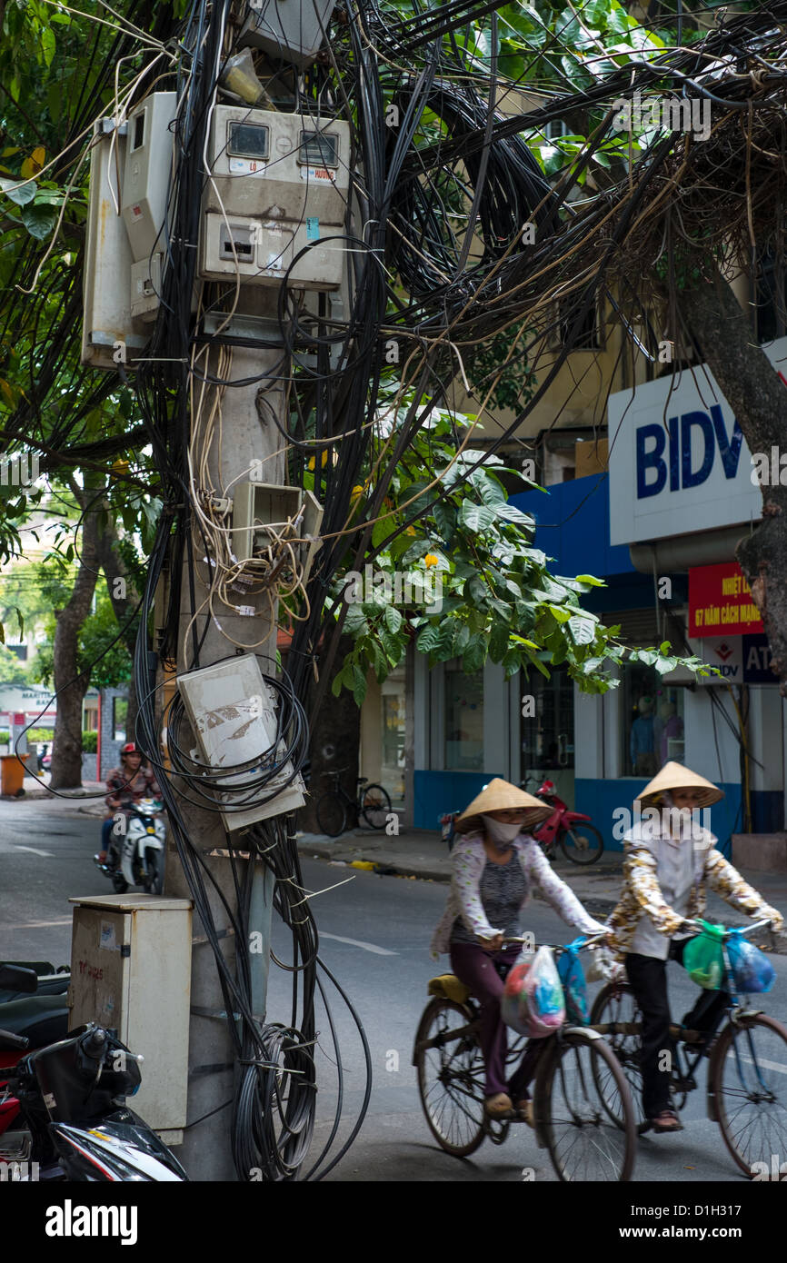 Cassetta di derivazione elettrica ad Hanoi, Vietnam. Foto Stock