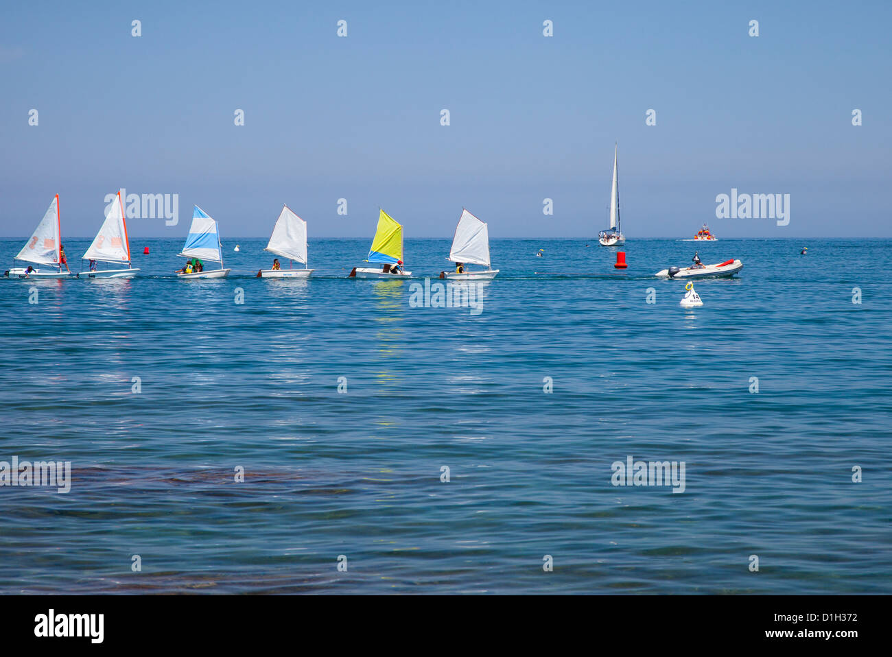 Linea di poco i marinai di andare a fare un giro nel porto di Collioure, Languedoc-Roussillon, Francia Foto Stock