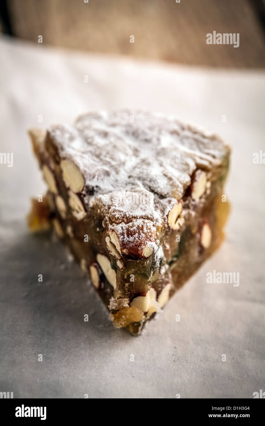 Panforte di Siena, tipicamente italiana la torta di Natale con frutta candita e mandorle Foto Stock