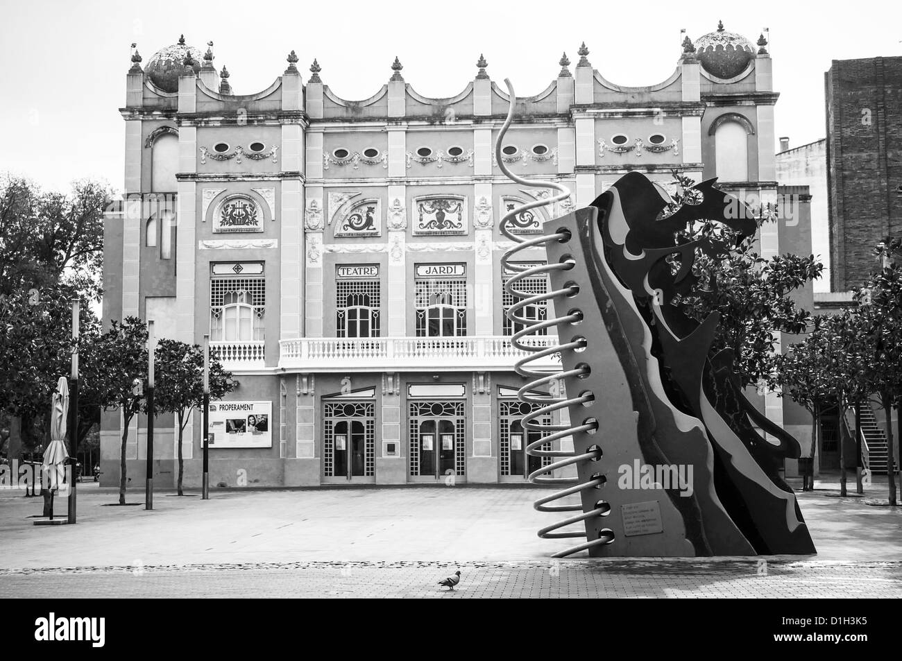 Esterno del Teatre Jardi a Figueres, Spagna. B&W Foto Stock