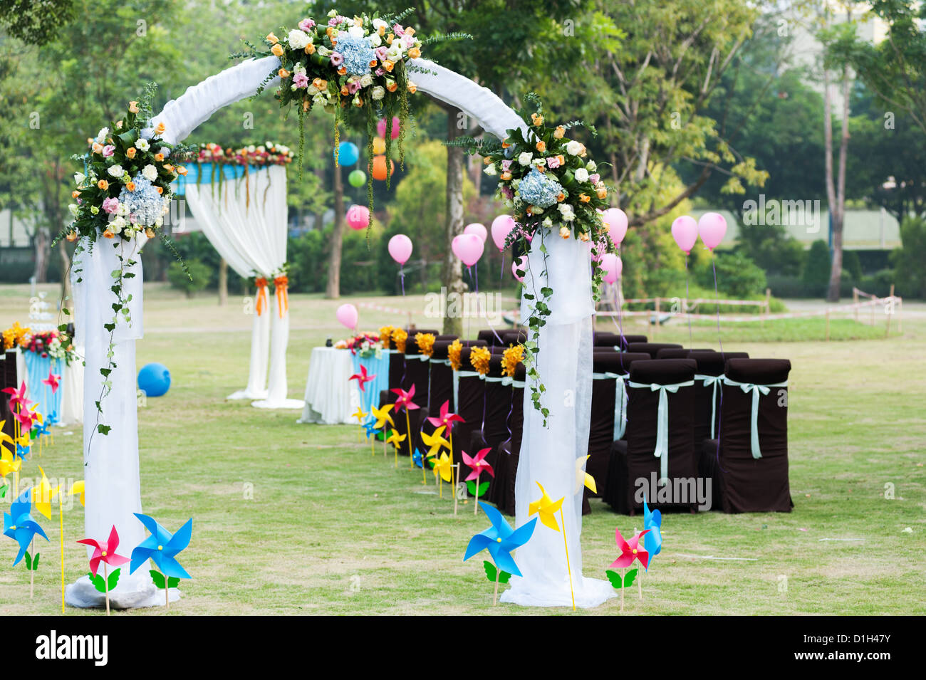 Arco di fiori per matrimonio sul prato Foto Stock