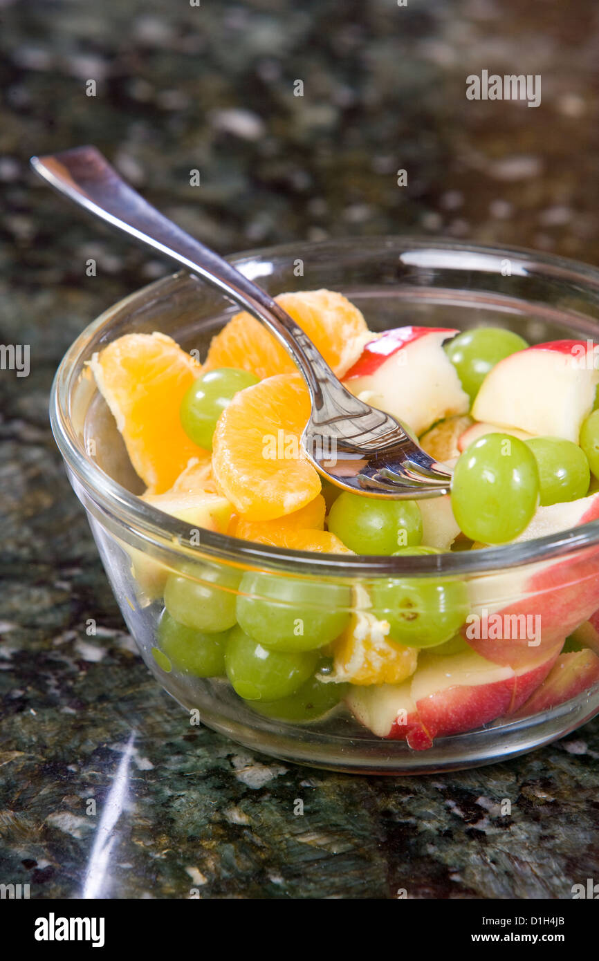 Ciotola di frutta su un banco di cucina Foto Stock