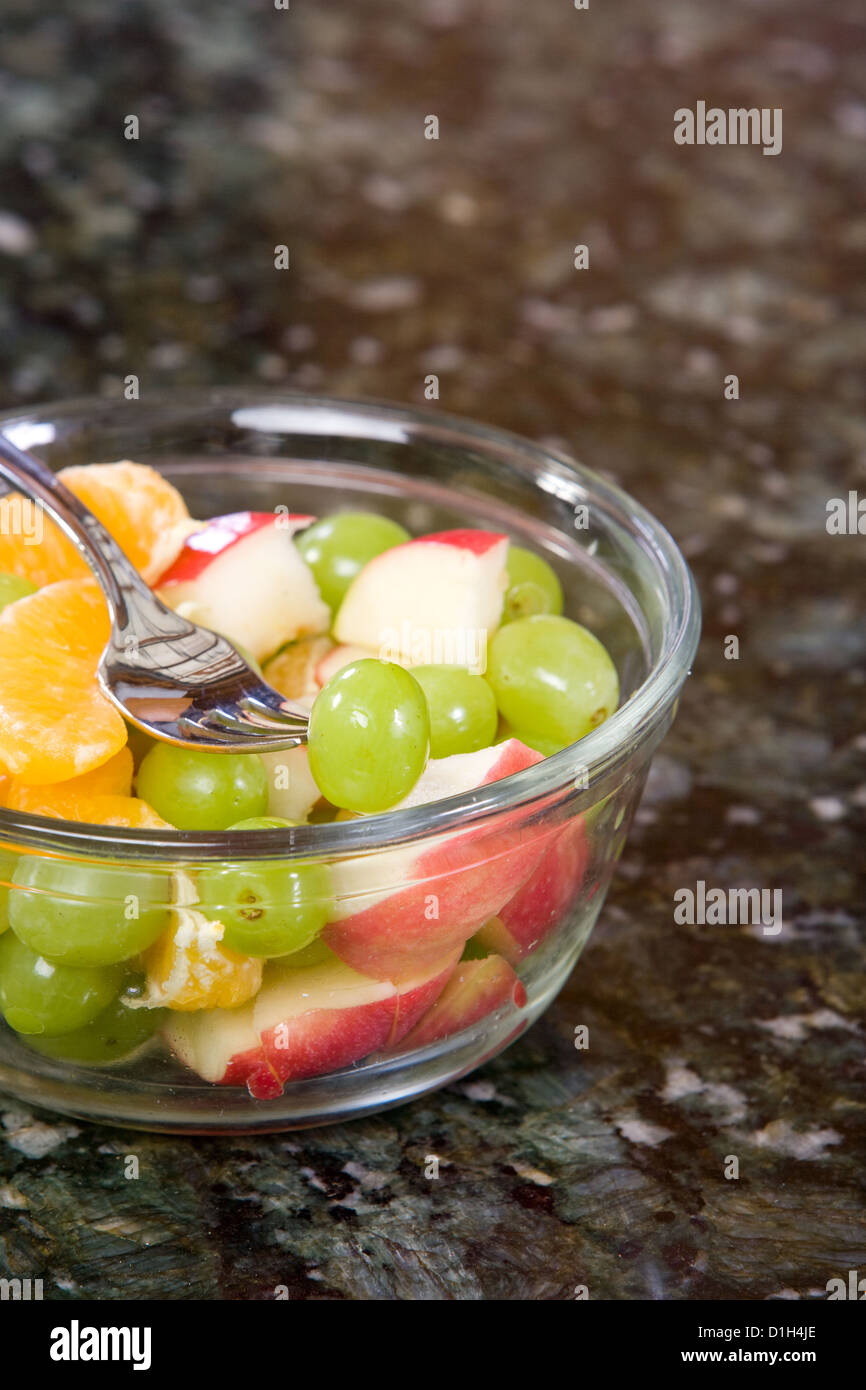 Ciotola di frutta su un banco di cucina Foto Stock