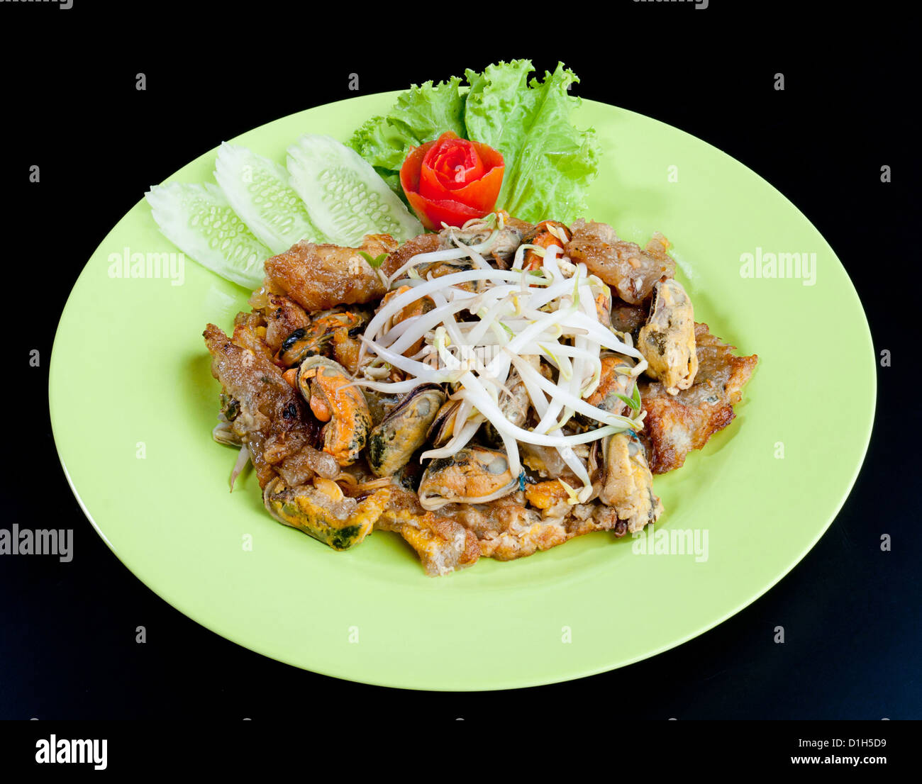 Mescolare le cozze fritte di guarnire con germogli di fagiolo il cibo tailandese menu Preferiti Foto Stock