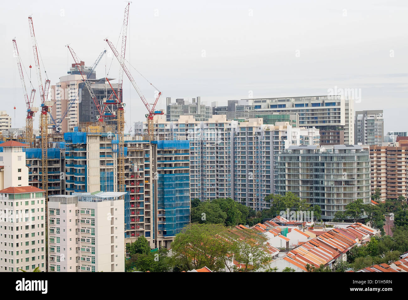 Condomini la costruzione di edifici con più gru in città asiatiche Foto Stock