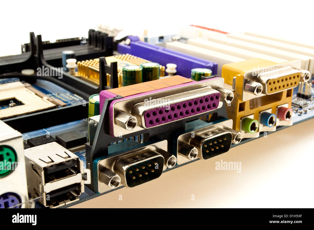 Parte del computer mainboard isolati su sfondo bianco Foto Stock