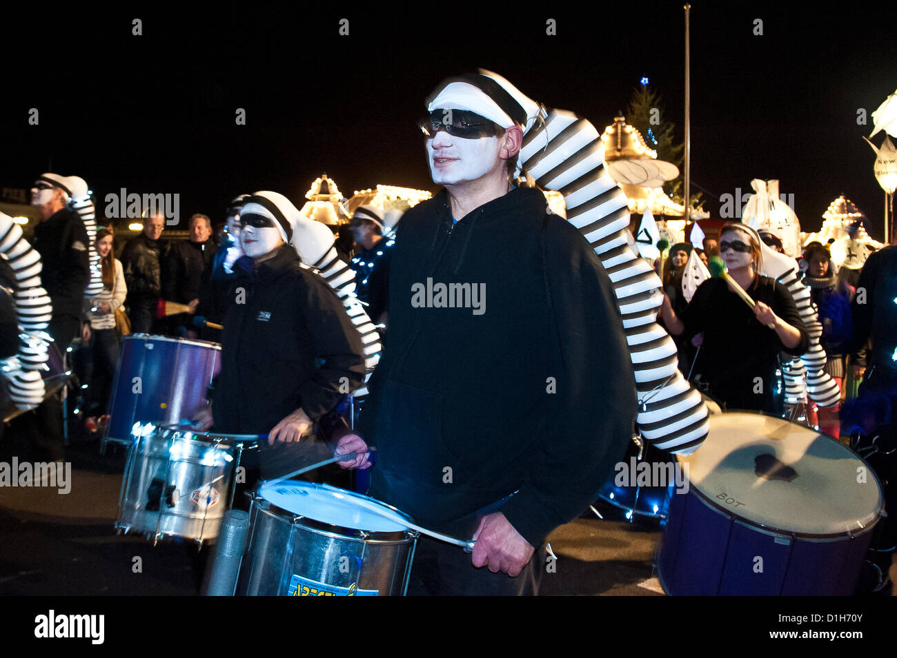 La parata raggiunge Madeira Drive. La masterizzazione di orologi lanterna accesa processione in Brighton xxi Dicembre 2012 photo©Julia Claxton Foto Stock