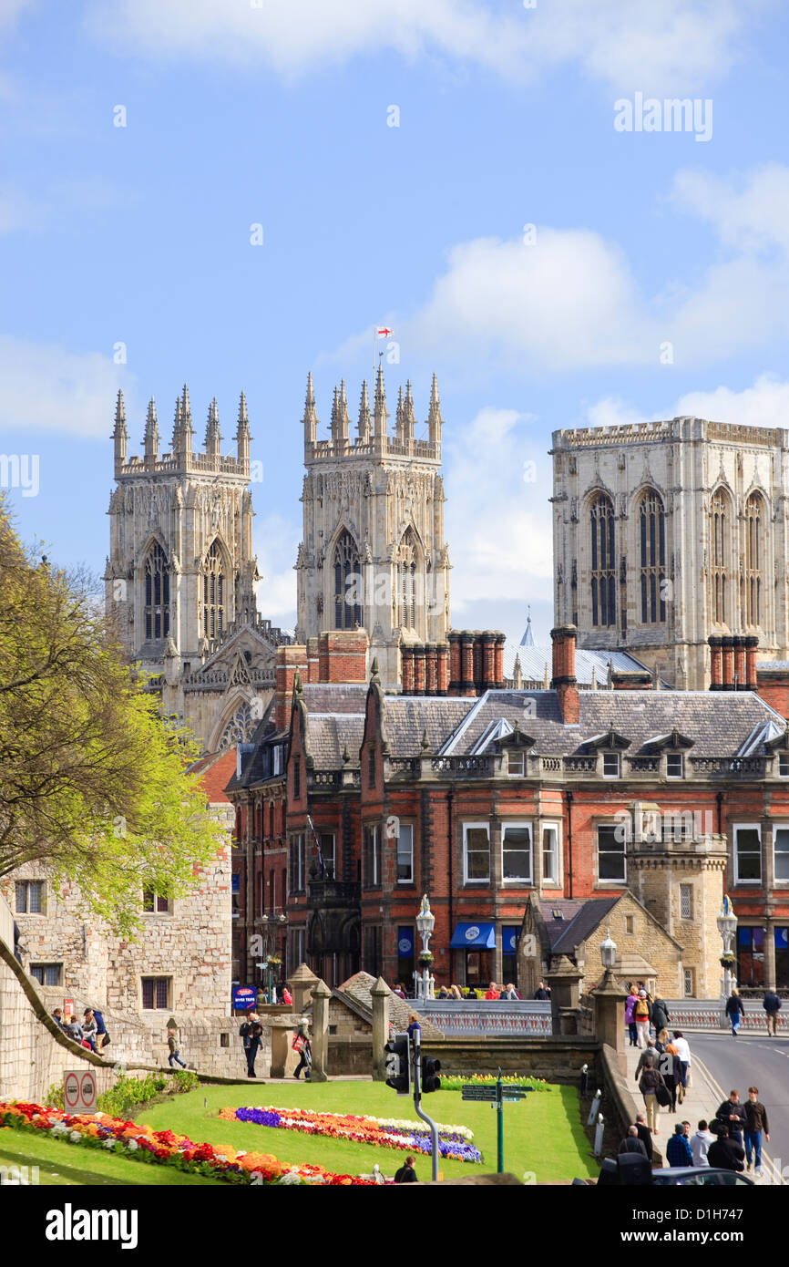 York Minster York Yorkshire Inghilterra visto dalle mura della città Foto Stock