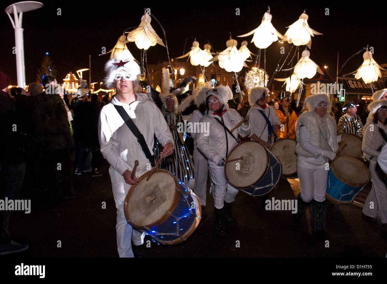 La parata raggiunge Madeira Drive. La masterizzazione di orologi lanterna accesa processione in Brighton xxi Dicembre 2012 photo©Julia Claxton Foto Stock