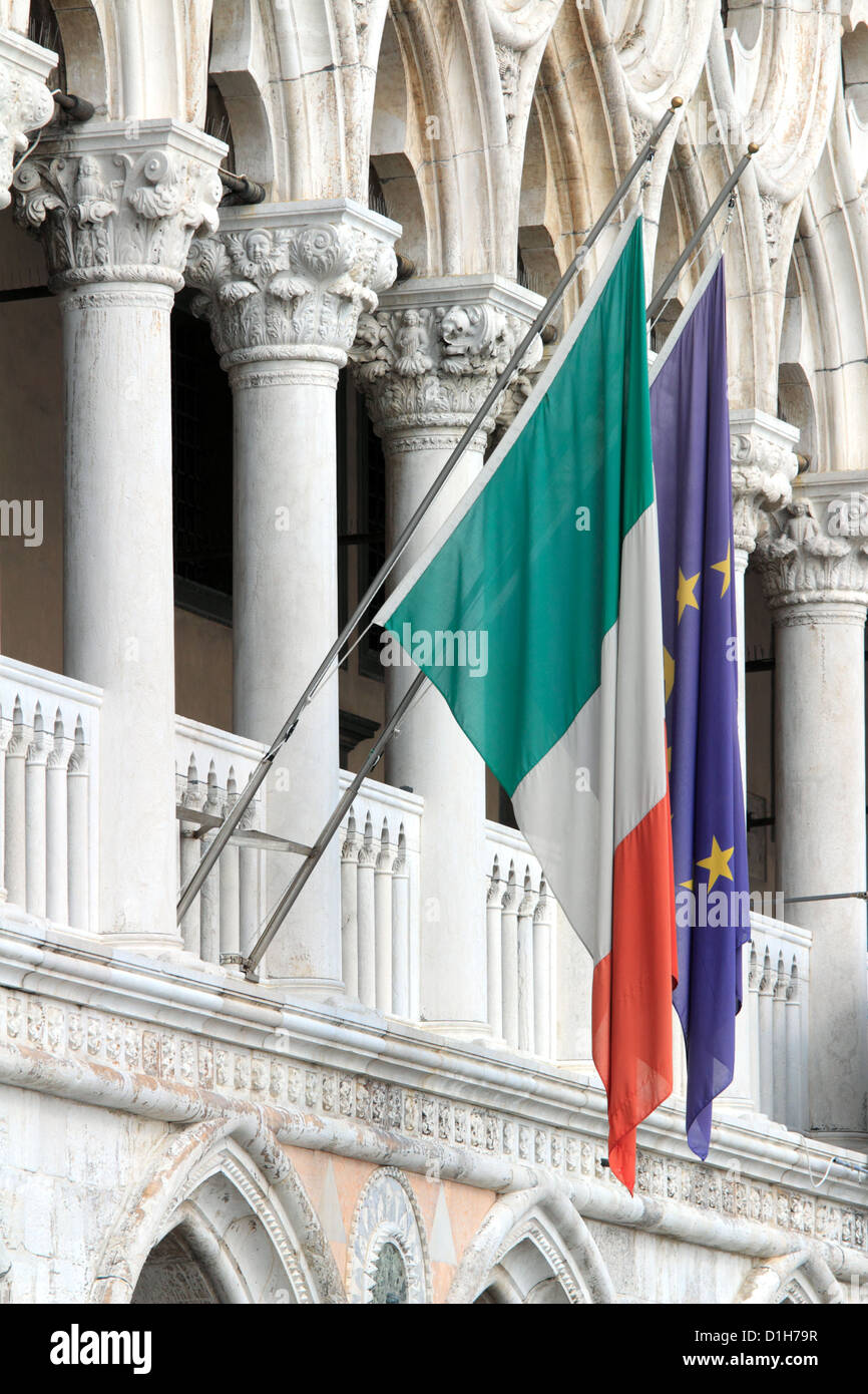 Bandiere d'Italia, e l'Unione europea a Venezia, Italia. Foto Stock