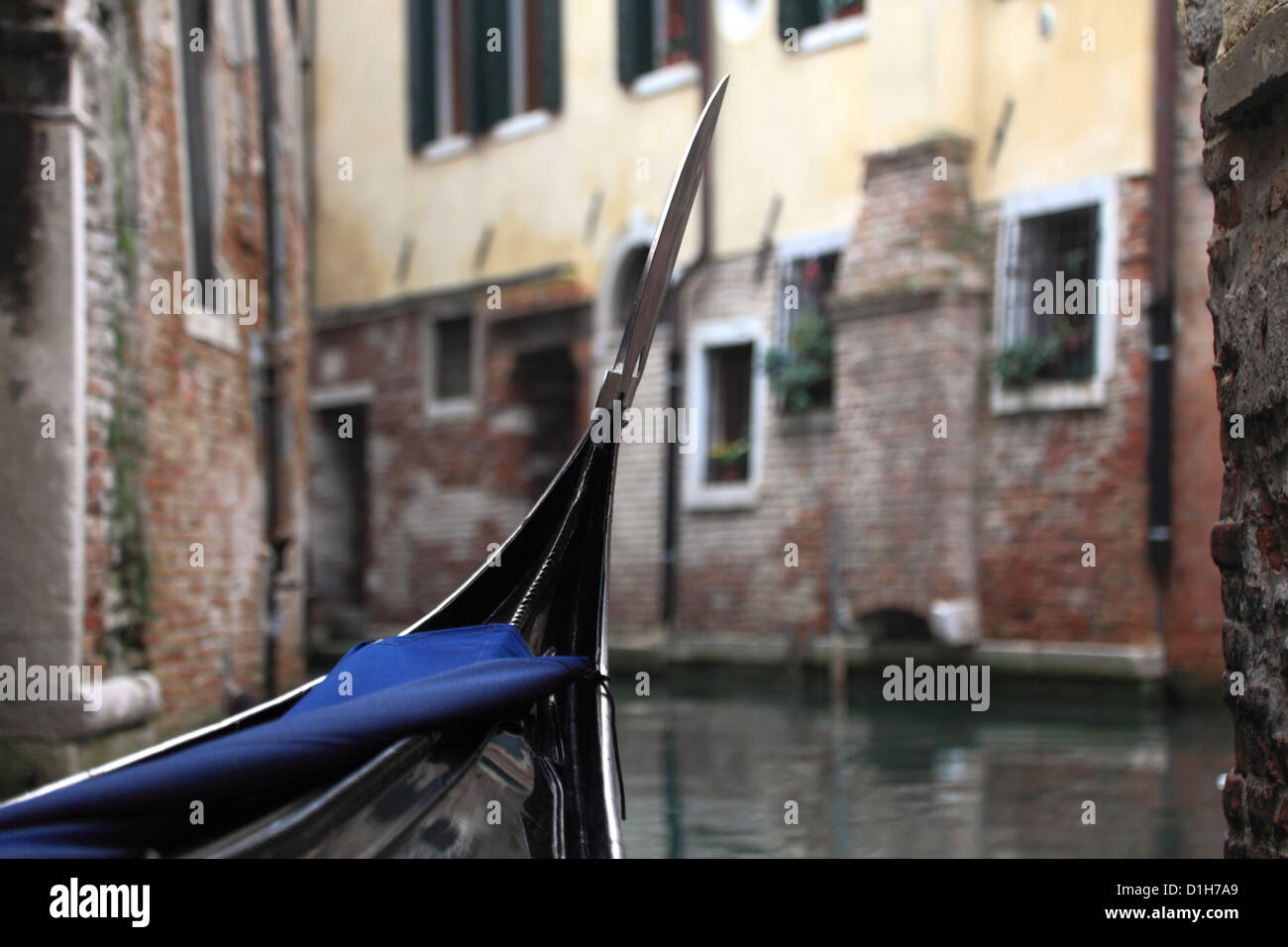 Venezia - La Peairl d'Italia. Gondola nel canale veneziano. Venezia, Italia. DOF poco profondo. Foto Stock