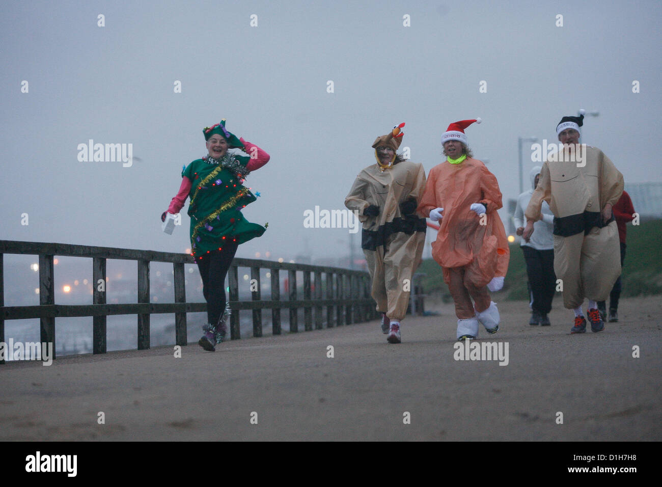 I concorrenti brave condizioni impegnative nel Parco eseguire Aberdeen 5K gara il 22 dicembre. 2012. Regno Unito. Foto Stock