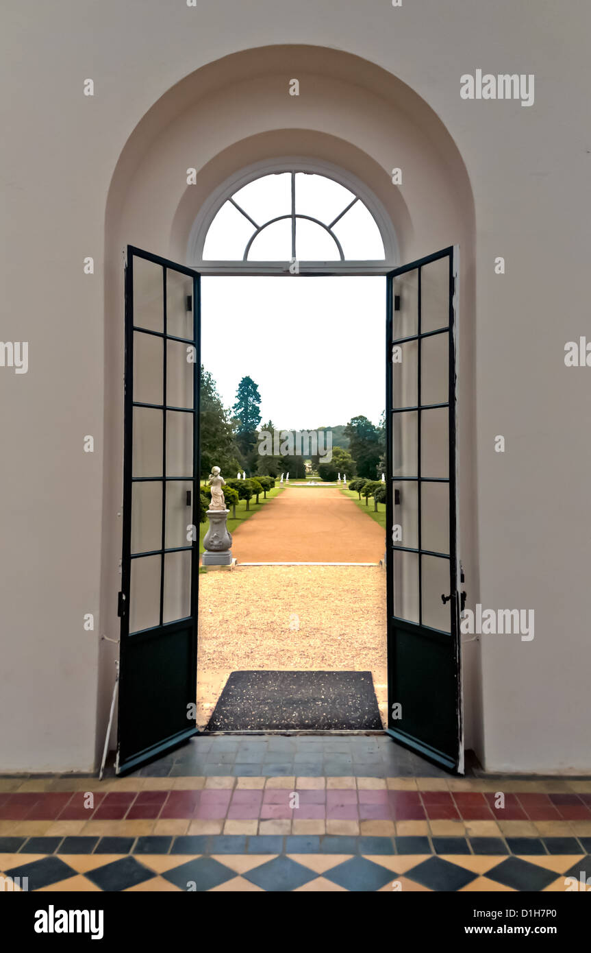 Guardando attraverso la porta in modo da La Villa a strappare la parte sul sentiero che conduce al padiglione e i giardini. Foto Stock