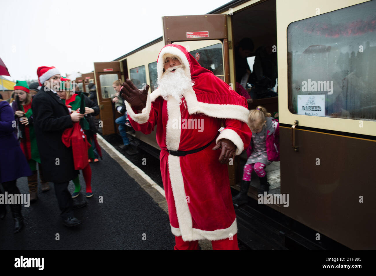 Sabato 22 dic 2012. Aberystwyth Wales UK. Dopo un gap di oltre venti anni il 'Santa Special' escursione di Natale ritorna alla valle di Rheidol narrow gauge Steam Railway. L'esecuzione di quattro volte al giorno il fine settimana prima di Natale, le famiglie sono venuti da lontano come Kent (oltre 200 miglia) per viaggiare in treno e di incontrare Babbo Natale. Foto ©keith morris Foto Stock