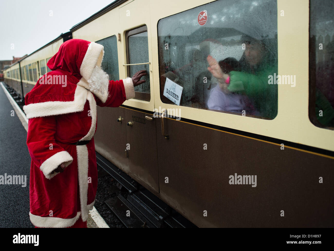 Sabato 22 dic 2012. Aberystwyth Wales UK. Dopo un gap di oltre venti anni il 'Santa Special' escursione di Natale ritorna alla valle di Rheidol narrow gauge Steam Railway. L'esecuzione di quattro volte al giorno il fine settimana prima di Natale, le famiglie sono venuti da lontano come Kent (oltre 200 miglia) per viaggiare in treno e di incontrare Babbo Natale. Foto ©keith morris Foto Stock