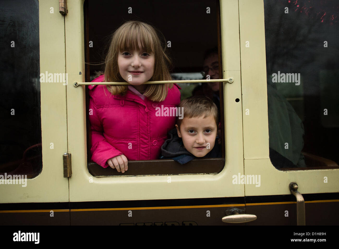 Sabato 22 dic 2012. Aberystwyth Wales UK. Dopo un gap di oltre venti anni il 'Santa Special' escursione di Natale ritorna alla valle di Rheidol narrow gauge Steam Railway. L'esecuzione di quattro volte al giorno il fine settimana prima di Natale, le famiglie sono venuti da lontano come Kent (oltre 200 miglia) per viaggiare in treno e di incontrare Babbo Natale. Foto ©keith morris Foto Stock