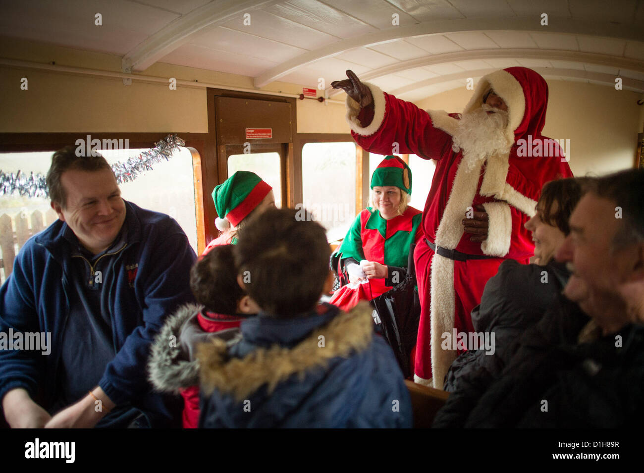 Sabato 22 dic 2012. Aberystwyth Wales UK. Dopo un gap di oltre venti anni il 'Santa Special' escursione di Natale ritorna alla valle di Rheidol narrow gauge Steam Railway. L'esecuzione di quattro volte al giorno il fine settimana prima di Natale, le famiglie sono venuti da lontano come Kent (oltre 200 miglia) per viaggiare in treno e di incontrare Babbo Natale. Foto ©keith morris Foto Stock