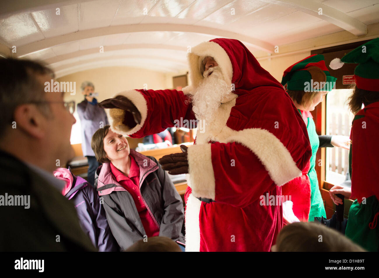 Sabato 22 dic 2012. Aberystwyth Wales UK. Dopo un gap di oltre venti anni il 'Santa Special' escursione di Natale ritorna alla valle di Rheidol narrow gauge Steam Railway. L'esecuzione di quattro volte al giorno il fine settimana prima di Natale, le famiglie sono venuti da lontano come Kent (oltre 200 miglia) per viaggiare in treno e di incontrare Babbo Natale. Foto ©keith morris Foto Stock