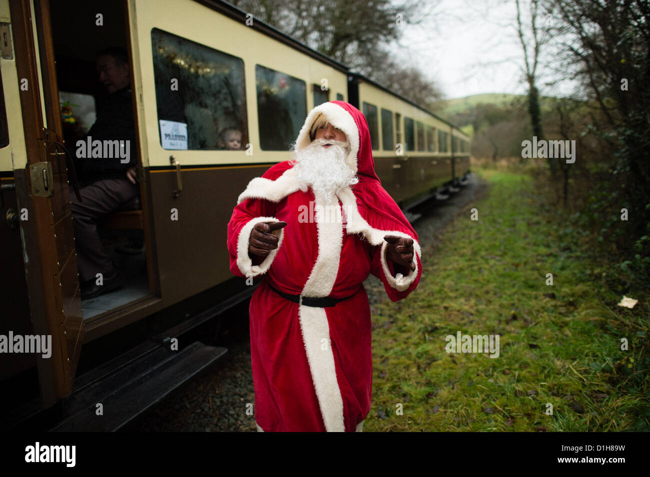 Sabato 22 dic 2012. Aberystwyth Wales UK. Dopo un gap di oltre venti anni il 'Santa Special' escursione di Natale ritorna alla valle di Rheidol narrow gauge Steam Railway. L'esecuzione di quattro volte al giorno il fine settimana prima di Natale, le famiglie sono venuti da lontano come Kent (oltre 200 miglia) per viaggiare in treno e di incontrare Babbo Natale. Foto ©keith morris Foto Stock