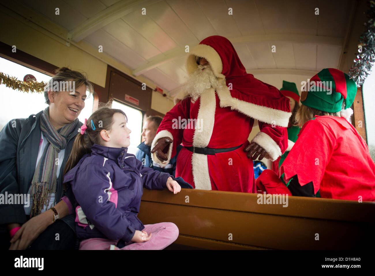 Sabato 22 dic 2012. Aberystwyth Wales UK. Dopo un gap di oltre venti anni il 'Santa Special' escursione di Natale ritorna alla valle di Rheidol narrow gauge Steam Railway. L'esecuzione di quattro volte al giorno il fine settimana prima di Natale, le famiglie sono venuti da lontano come Kent (oltre 200 miglia) per viaggiare in treno e di incontrare Babbo Natale. Foto ©keith morris Foto Stock