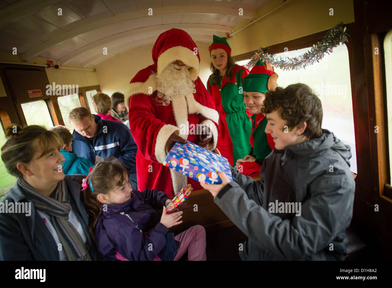 Sabato 22 dic 2012. Aberystwyth Wales UK. Dopo un gap di oltre venti anni il 'Santa Special' escursione di Natale ritorna alla valle di Rheidol narrow gauge Steam Railway. L'esecuzione di quattro volte al giorno il fine settimana prima di Natale, le famiglie sono venuti da lontano come Kent (oltre 200 miglia) per viaggiare in treno e di incontrare Babbo Natale. Foto ©keith morris Foto Stock