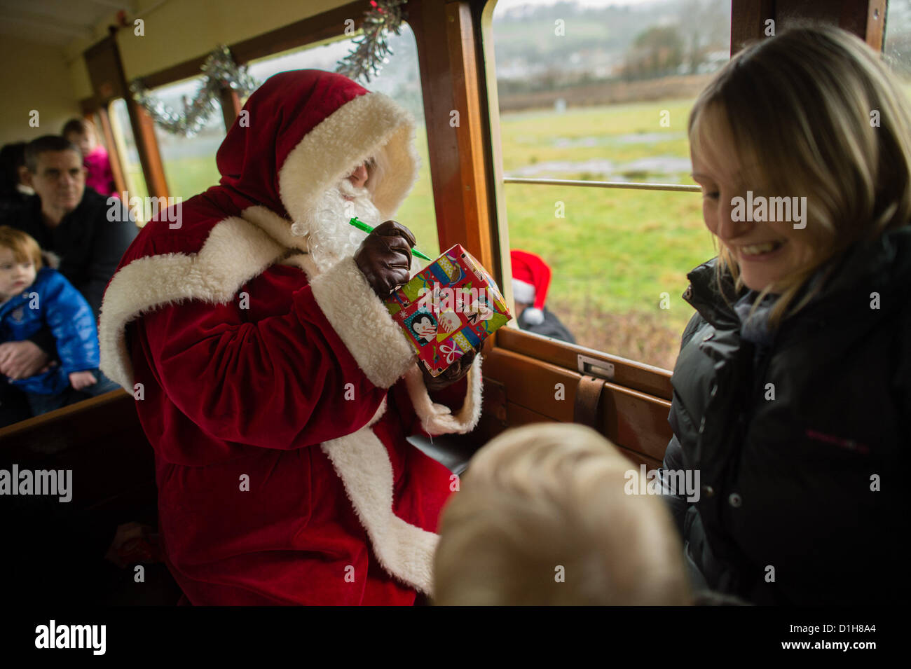 Sabato 22 dic 2012. Aberystwyth Wales UK. Dopo un gap di oltre venti anni il 'Santa Special' escursione di Natale ritorna alla valle di Rheidol narrow gauge Steam Railway. L'esecuzione di quattro volte al giorno il fine settimana prima di Natale, le famiglie sono venuti da lontano come Kent (oltre 200 miglia) per viaggiare in treno e di incontrare Babbo Natale. Foto ©keith morris Foto Stock