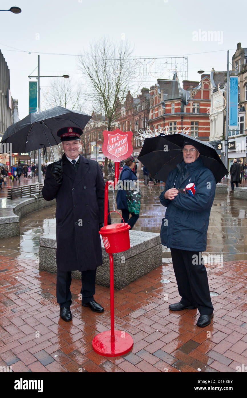 Il 22 dicembre 2012, Reading, Regno Unito. Principali Iain Hudson di lettura di Esercito della Salvezza (sinistra) con un collega che raccoglie fondi in centro città per l'organizzazione religiosa a Natale. L'Esercito della salvezza è una denominazione cristiana e movimento internazionale noto per la sua opera di carità in tutto il mondo. © Danny Callcut Foto Stock