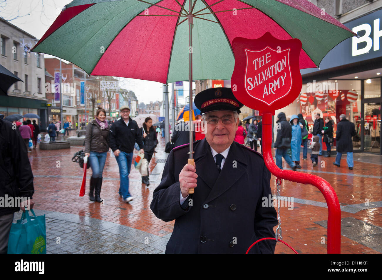 Il 22 dicembre 2012, Reading, Regno Unito. Il sig. Michael Bennett di lettura di Esercito della Salvezza raccoglie fondi in centro città per l'organizzazione religiosa a Natale. L'Esercito della salvezza è una denominazione cristiana e movimento internazionale noto per la sua opera di carità in tutto il mondo. © Danny Callcut Foto Stock