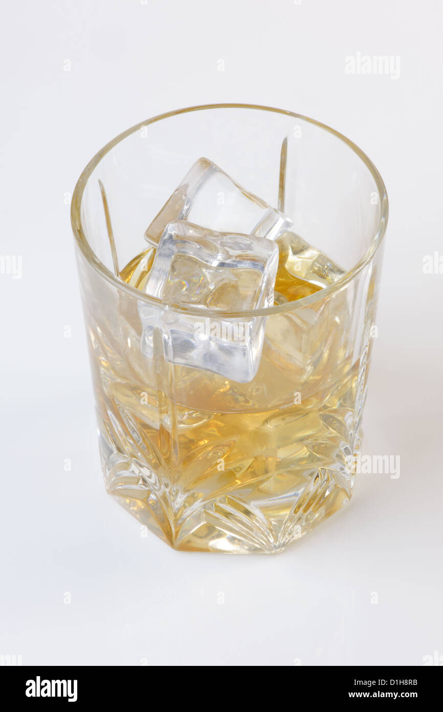 Un bicchiere di whisky e ghiaccio su bianco in stretta fino Foto Stock