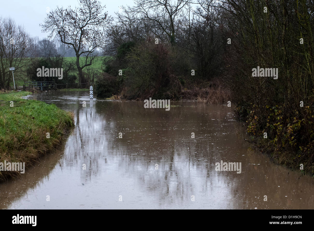 Essex, Regno Unito. Il 22 dicembre 2012. Sandon Brook attraversa questa corsia a una Ford solitamente percorribili da la maggior parte dei veicoli tuttavia dopo la pioggia insistente è ora 4 piedi profondo e praticabili solo dalla più grande 4 ruote motrici. Foto Stock