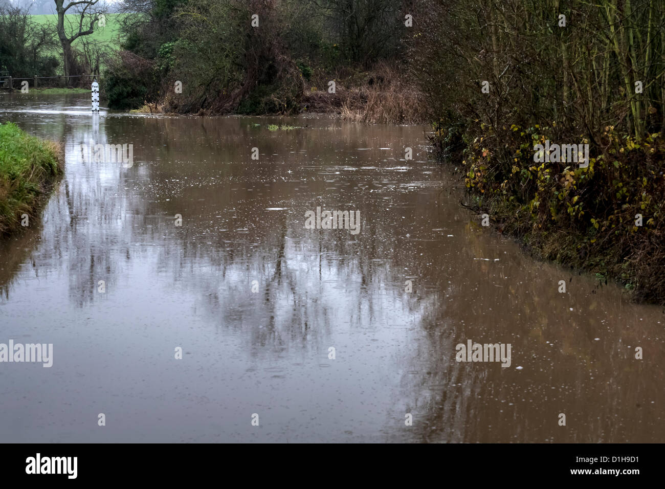 Essex, Regno Unito. Il 22 dicembre 2012. Sandon Brook attraversa questa corsia a una Ford solitamente percorribili da la maggior parte dei veicoli tuttavia dopo la pioggia insistente è ora 4 piedi profondo e praticabili solo dalla più grande 4 ruote motrici. Foto Stock