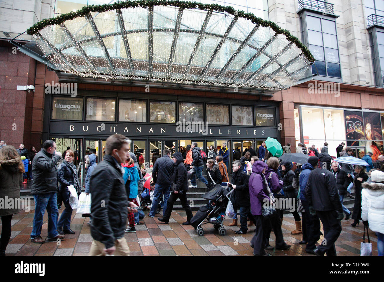 Buchanan Street, Glasgow, Scozia, Regno Unito, sabato 22 dicembre 2012. Shopping natalizio nel centro della città accanto al Buchanan Galleries Shopping Centre Foto Stock