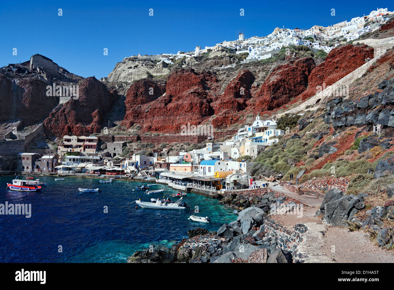 Amoudi bay si trova al di sotto di villaggio di Oia a Santorini, Grecia Foto Stock